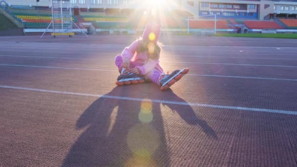 Een Meisje Maakt Rolschaatsen Vast Zittend Een Loopband Het Stadion — Stockvideo
