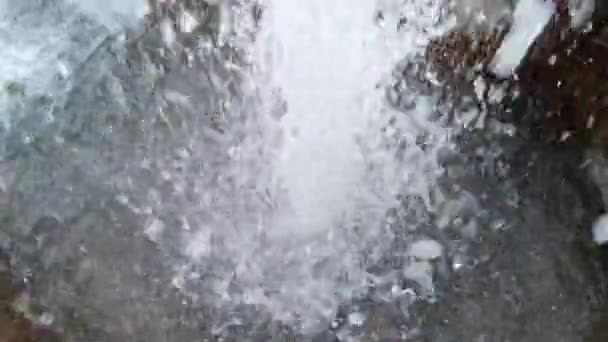 Бризки Води Потрапляє Єктив Камери Під Тиском — стокове відео