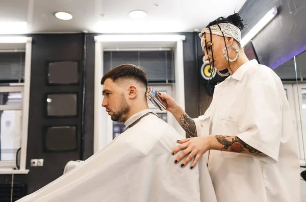 Barber Cuts Man Hair Barber Shop Men Professional Hair Salon — Stock Photo, Image