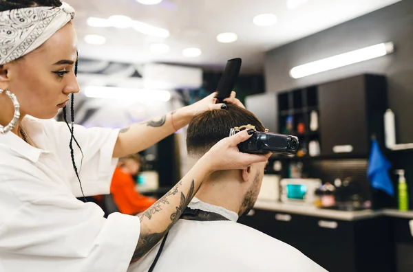 Hairdresser Girl Cuts Man Hair Barber Shop Professional Men Hair — Stock Photo, Image