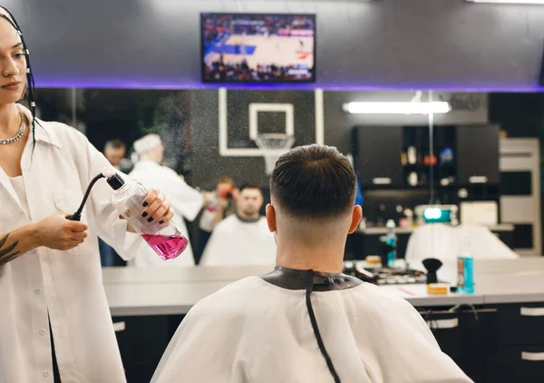 理发师在理发店里为一个男人做发型 男人的职业美发店理发店 — 图库照片