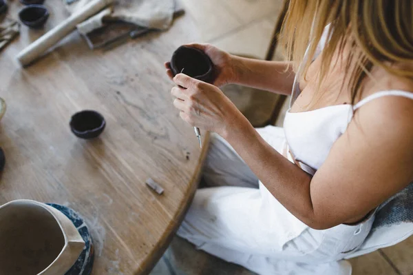 Eine Frau Formt Ihrer Werkstatt Tonerzeugnisse Töpferarbeiten Herstellung Von Tonerzeugnissen — Stockfoto