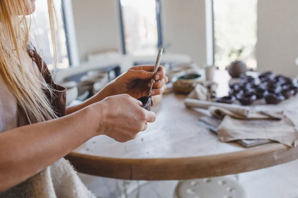 Une Jeune Femme Sculpte Partir Argile Dans Son Atelier Poterie — Photo