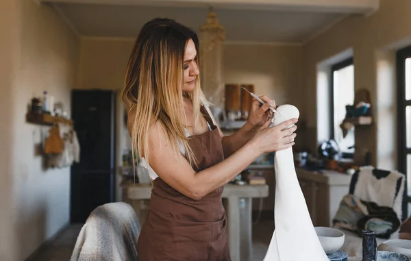 Eine Junge Frau Arbeitet Ihrer Töpferei Töpferarbeiten Herstellung Von Tonerzeugnissen — Stockfoto