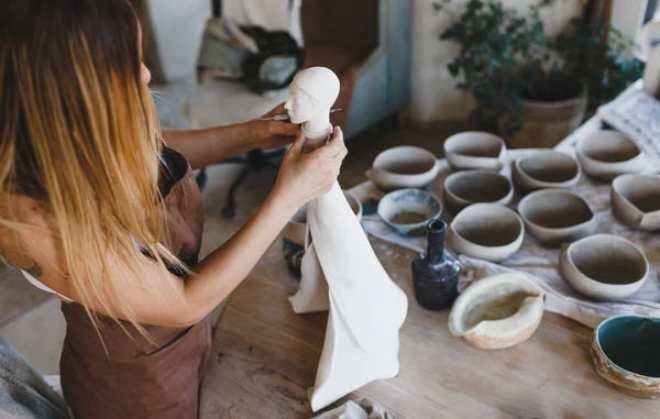 Genç Bir Kadın Çömlek Atölyesinde Çalışıyor Çömlek Işi Kil Ürünlerinin — Stok fotoğraf