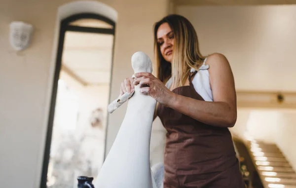 Eine Frau Arbeitet Ihrer Töpferei Einer Statue Töpferarbeiten Herstellung Von — Stockfoto