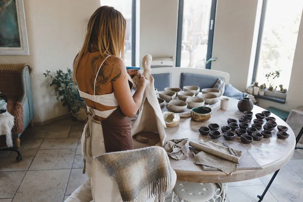 Молодая Женщина Работает Своей Мастерской Керамике Керамика Создание Глиняных Изделий — стоковое фото