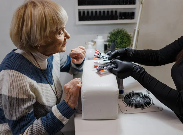 Een Oudere Vrouw Doet Een Professionele Manicure Een Schoonheidssalon Kiest — Stockfoto