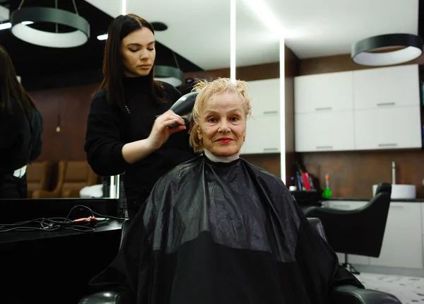 Portrait Elderly Woman Visiting Professional Hairdresser Experienced Hairdresser Does Hair — Stock Photo, Image