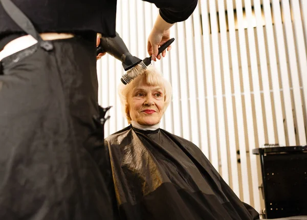 Portrait Elderly Woman Visiting Professional Hairdresser Experienced Hairdresser Does Hair — Stock Photo, Image