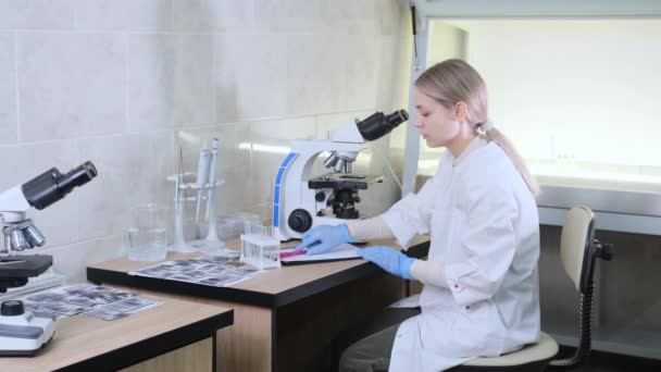 Une Femme Scientifique Laboratoire Mène Une Étude Travers Microscope Enregistrant — Video