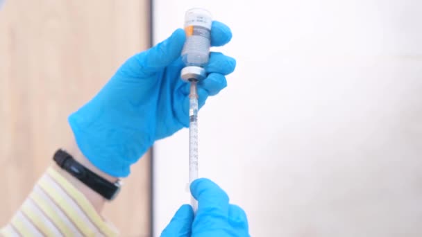 Seringue Tombant Flacon Avec Liquide Transparent Comme Insuline — Video