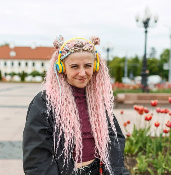 Pembe Saçlı Güzel Bir Kız Şehir Caddesinde Kulaklıkla Müzik Dinliyor — Stok fotoğraf