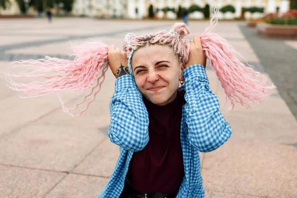 Pembe Saçlı Güzel Bir Kız Şehrin Sokaklarında Aylak Aylak Dolaşıyor — Stok fotoğraf