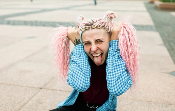Krásná Dívka Růžové Dreadlock Vlasy Ukazuje Její Jazyk Ulici — Stock fotografie
