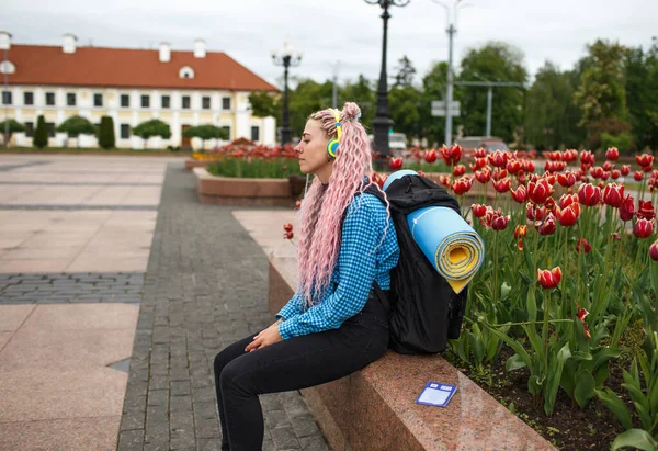Pembe Saçlı Bir Kız Sırtında Sırt Çantası Spor Paspasıyla Şehirde — Stok fotoğraf
