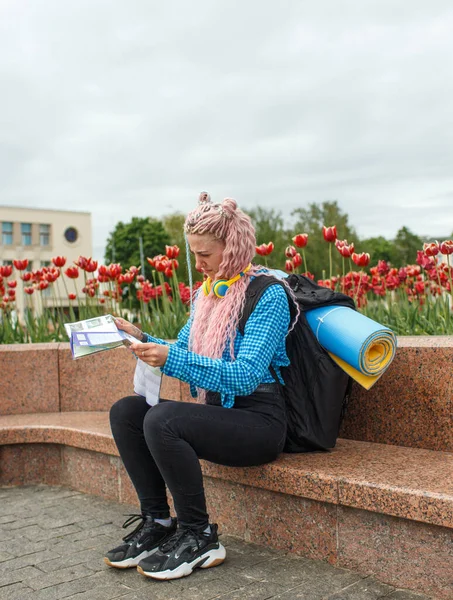 Atrakcyjny Młody Turysta Niebieskiej Koszuli Odkrywa Nowe Miasto Dziewczyna Długimi — Zdjęcie stockowe