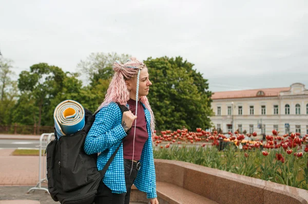 Dívka Sluchátky Růžovými Vlasy Cestuje Městě Batohem Ramenou Mluvit Telefonu — Stock fotografie
