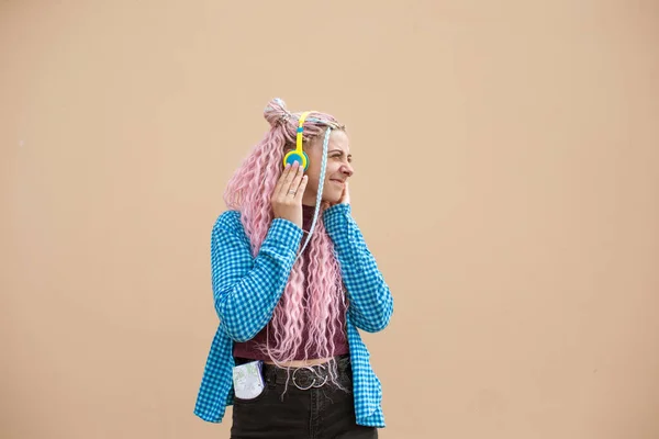 Portrait Une Jeune Femme Aux Cheveux Longs Roses Chemise Bleue — Photo