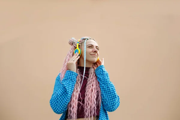 Een Gelukkige Jonge Vrouw Met Roze Lang Haar Een Blauw — Stockfoto