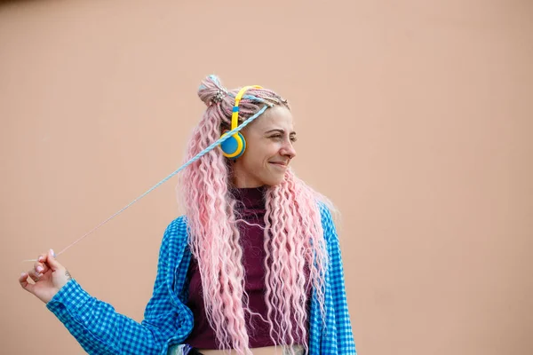 Pembe Uzun Saçlı Mavi Gömlekli Mutlu Bir Genç Kadın Parlak — Stok fotoğraf