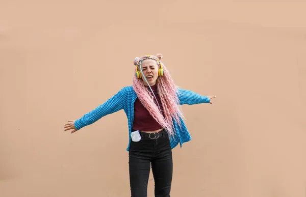 Une Jeune Femme Heureuse Aux Longs Cheveux Dreadlocked Roses Chemise — Photo