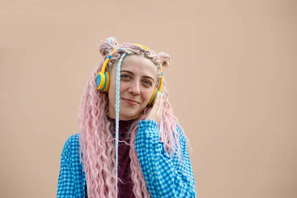 Une Jeune Femme Heureuse Aux Cheveux Longs Roses Chemise Bleue — Photo