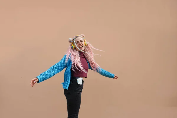 Pembe Uzun Saçlı Mavi Gömlekli Mutlu Genç Bir Kadın Bej — Stok fotoğraf