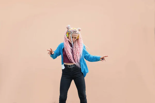 Pembe Uzun Saçlı Mavi Gömlekli Mutlu Genç Bir Kadın Bej — Stok fotoğraf