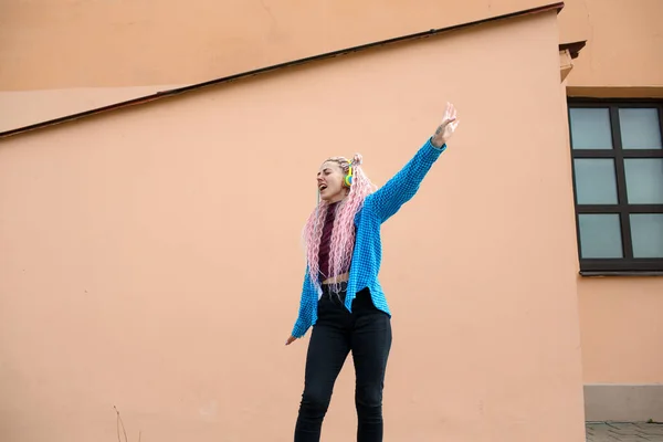 Pembe Uzun Saçlı Mavi Gömlekli Bej Arka Planda Kulaklıkla Ritmik — Stok fotoğraf