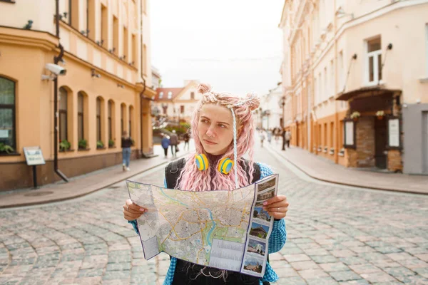 Mavi Gömlekli Çekici Bir Genç Turist Yeni Bir Şehri Keşfediyor — Stok fotoğraf
