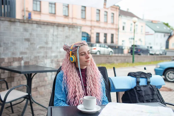 Mavi Gömlekli Çekici Bir Genç Turist Kahve Içer Kulaklıkla Müzik — Stok fotoğraf