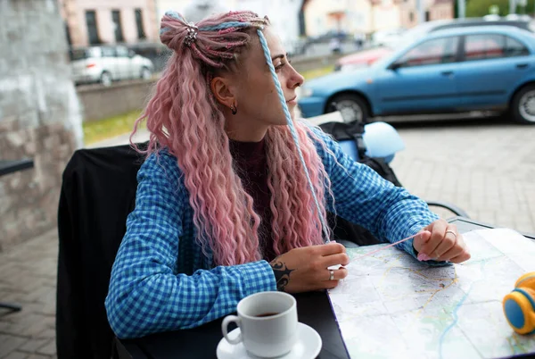 Mavi Gömlekli Çekici Bir Genç Turist Kahve Içer Kulaklıkla Müzik — Stok fotoğraf