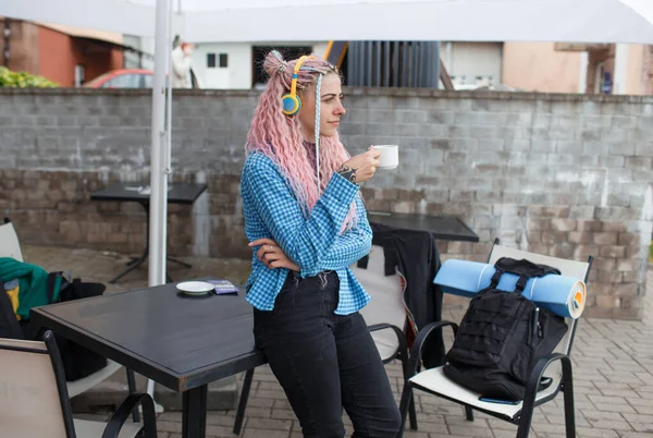 Mavi Gömlekli Genç Bir Turist Kız Kahve Içer Kulaklıkla Müzik — Stok fotoğraf