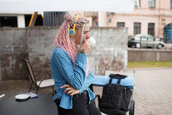 Mavi Gömlekli Genç Bir Turist Kız Kahve Içer Kulaklıkla Müzik — Stok fotoğraf