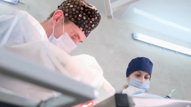 Veterinário Com Assistente Executa Uma Operação Cavidade Cão Nas Condições — Vídeo de Stock