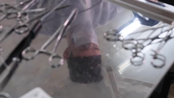Reflectie Van Chirurg Tijdens Operatie Het Spiegeloppervlak Van Het Bureaublad — Stockvideo