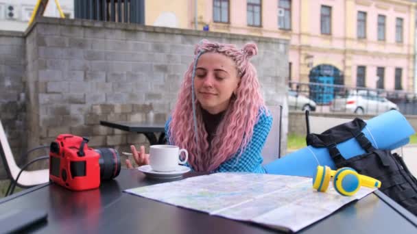 Een Toeristisch Meisje Rookt Zittend Een Straat Cafe — Stockvideo