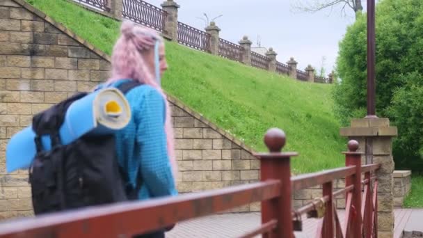 Ένα Τουριστικό Κορίτσι Περπατά Στο Πάρκο Και Φωτογραφίζει Γύρω Φύση — Αρχείο Βίντεο