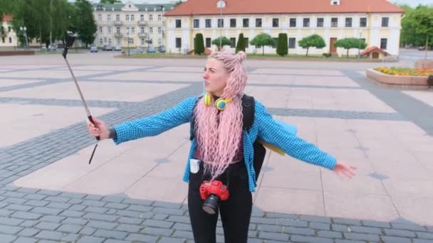 Turystka Kręci Bloga Kamerze Akcji Środku Dużego Placu Europejskim Mieście — Wideo stockowe