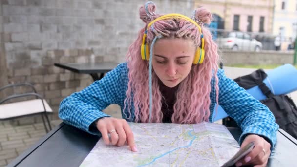 Una Mujer Estudia Mapa Mientras Está Sentada Una Mesa Café — Vídeo de stock