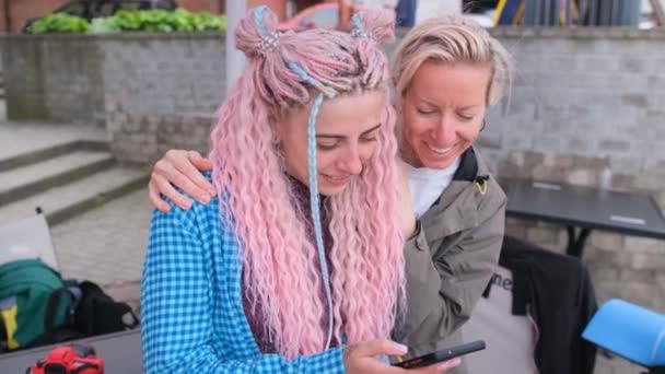 Duas Meninas Lgbt Abraçar Uns Aos Outros Olhar Para Telefone — Vídeo de Stock
