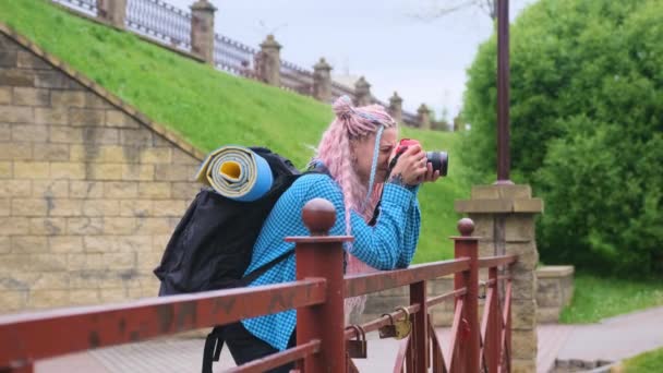 Een Toeristisch Meisje Wandelt Het Park Fotografeert Omliggende Natuur — Stockvideo