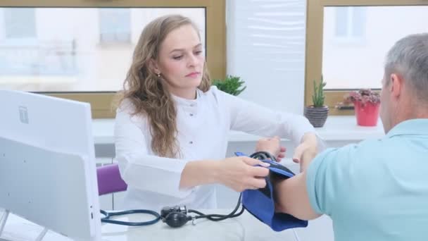 Lekarz Mierzący Ciśnienie Krwi Pacjenta Podeszłym Wieku — Wideo stockowe
