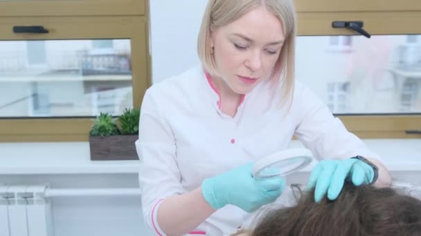 Seorang Trichologist Memeriksa Kondisi Rambut Pada Kepala Pasien Dengan Menggunakan — Stok Video