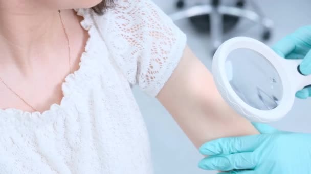 Een Vrouwelijke Dermatoloog Met Behulp Van Een Medisch Vergrootglas Kliniek — Stockvideo