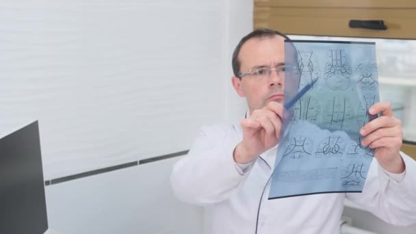 Médico Masculino Olha Para Resultados Uma Tomografia Computadorizada Cérebro — Vídeo de Stock