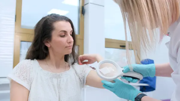 Female Dermatologist Using Medical Magnifying Glass Clinic Examines Patient Skin — Stock Photo, Image