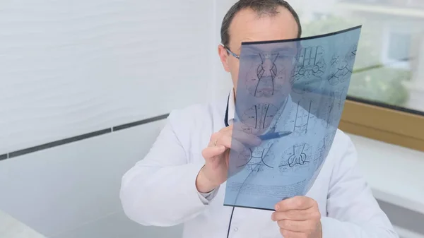 Ein Männlicher Arzt Betrachtet Die Ergebnisse Einer Untersuchung Des Gehirns — Stockfoto