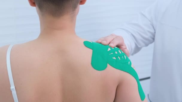 Der Arzt Klinikbüro Untersucht Das Mit Einem Pflaster Versiegelte Schultergelenk — Stockvideo